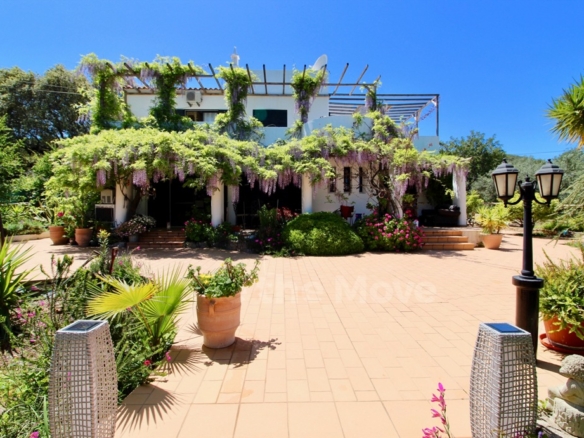 Light & spacious 5 bedroom villa with mature gardens, large swimming pool and lovely countryside views.