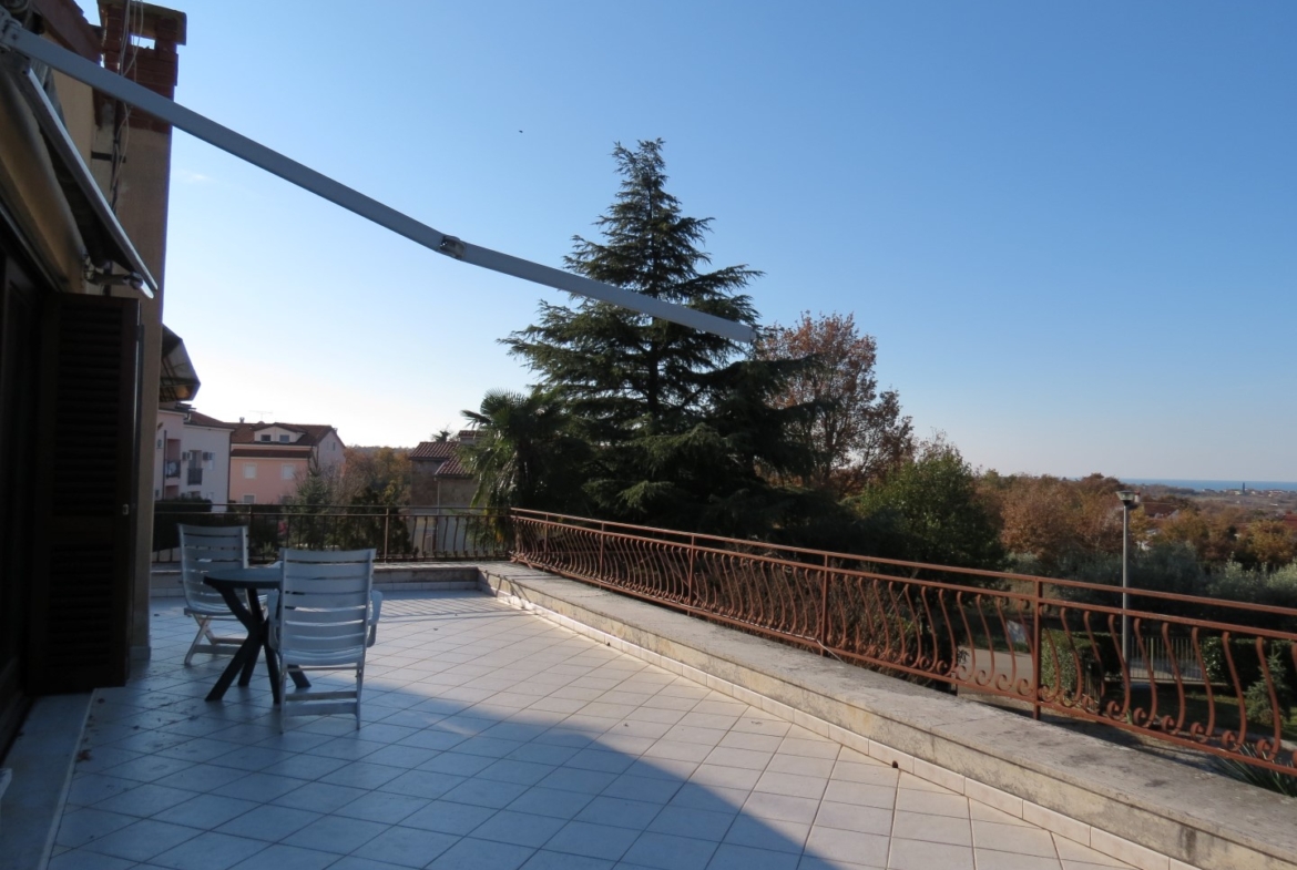 2 km to the city of Poreč.
