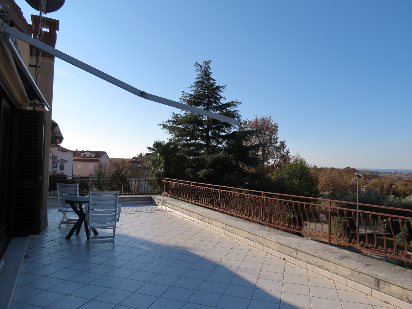 2 km to the city of Poreč.