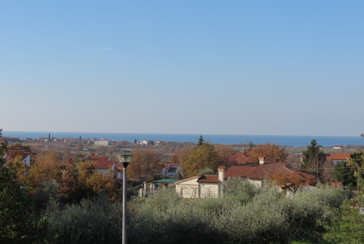 2 km to the city of Poreč.