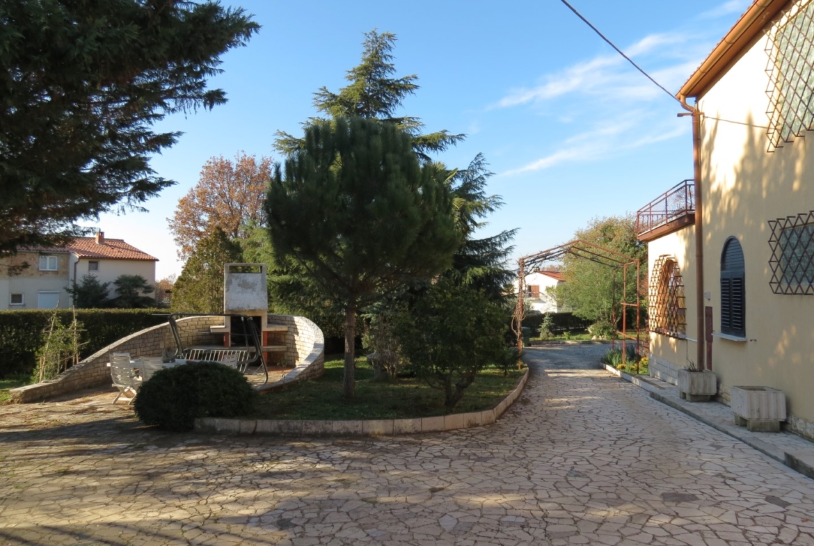 2 km to the city of Poreč.