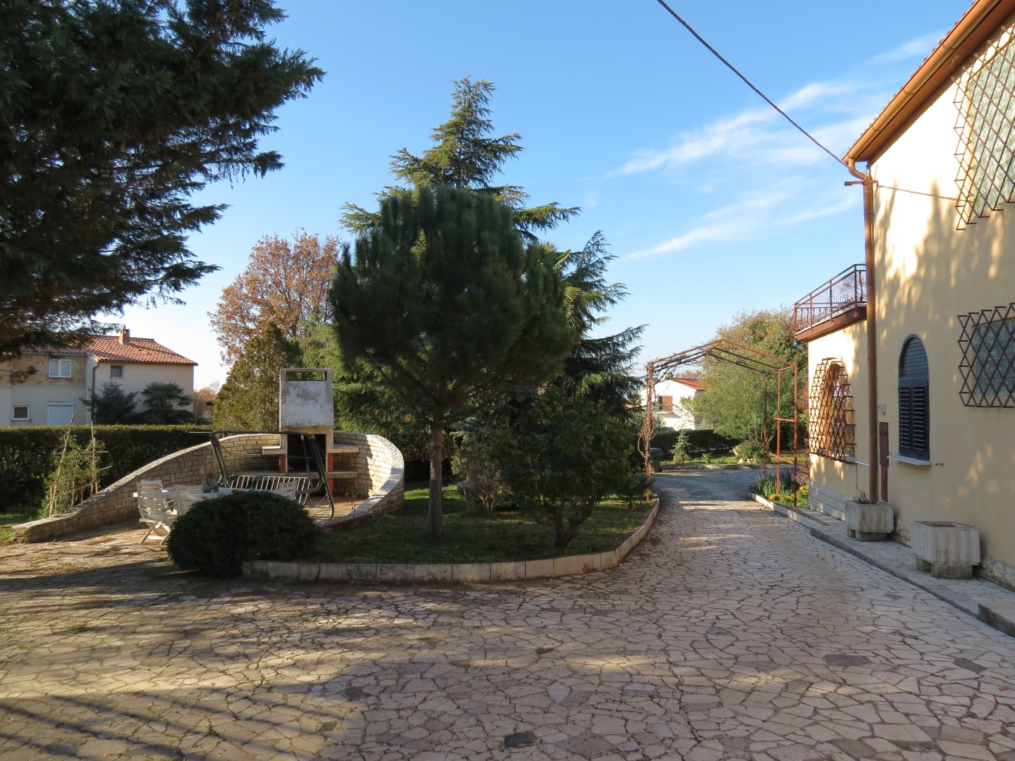 2 km to the city of Poreč.