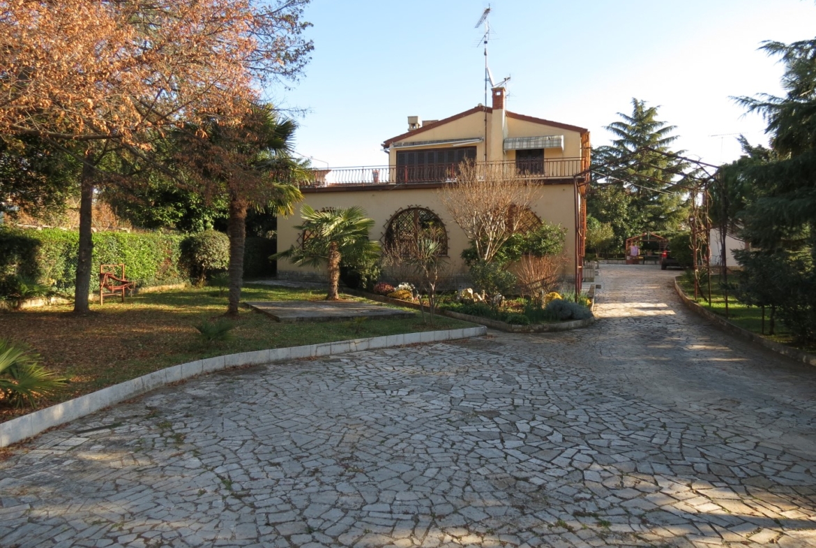 2 km to the city of Poreč.