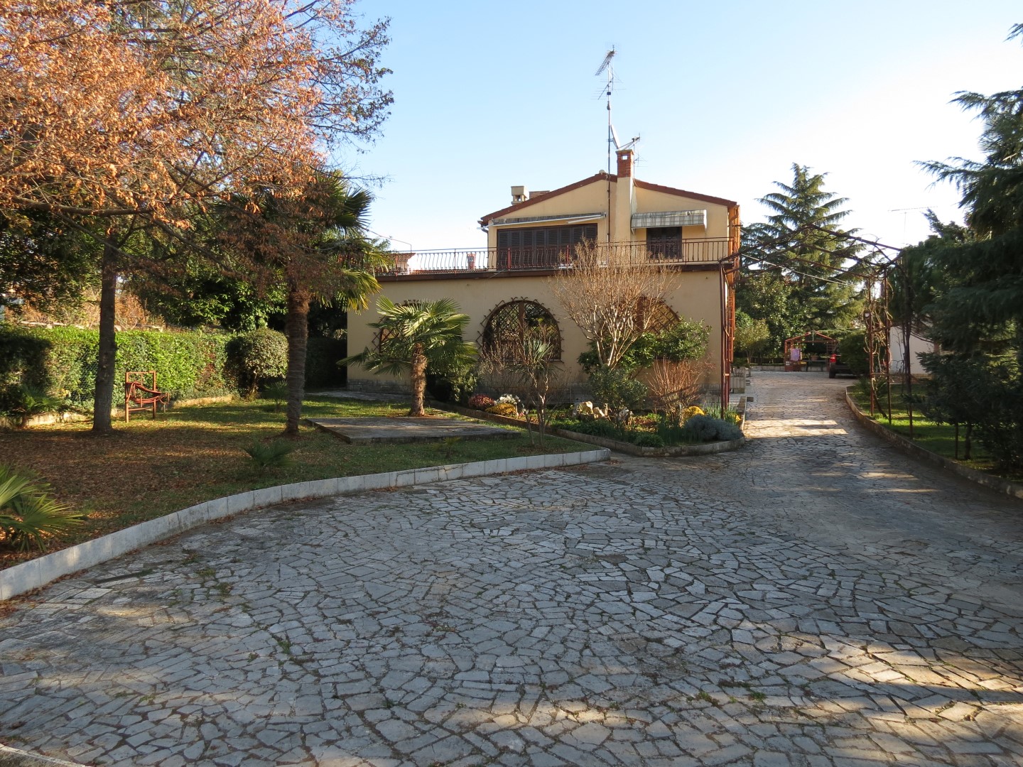 2 km to the city of Poreč.