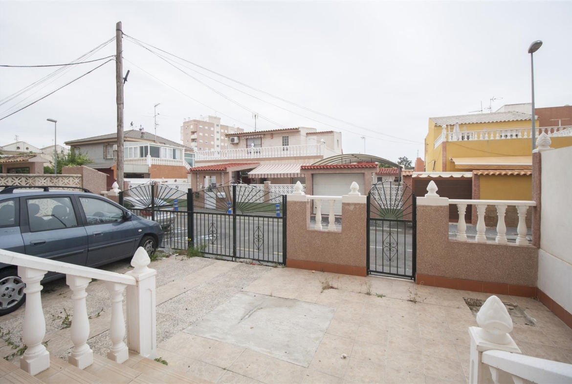 Apartment with own courtyard, in Torrevieja.
