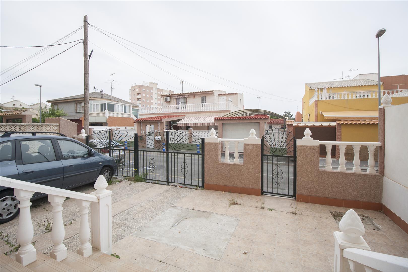 Apartment with own courtyard, in Torrevieja.