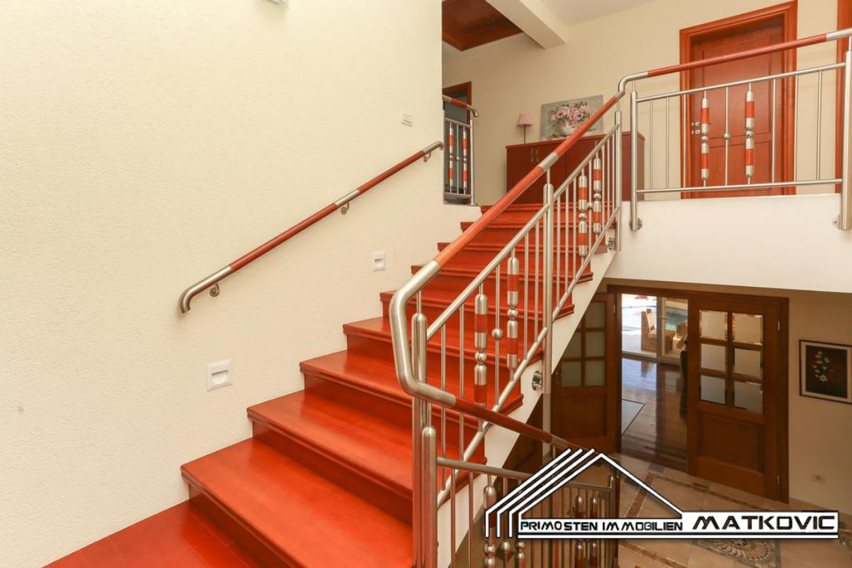 OASIS OF WELL-BEING IN MARINA WITH HIGH QUALITY INTERIOR AND EXTERIOR