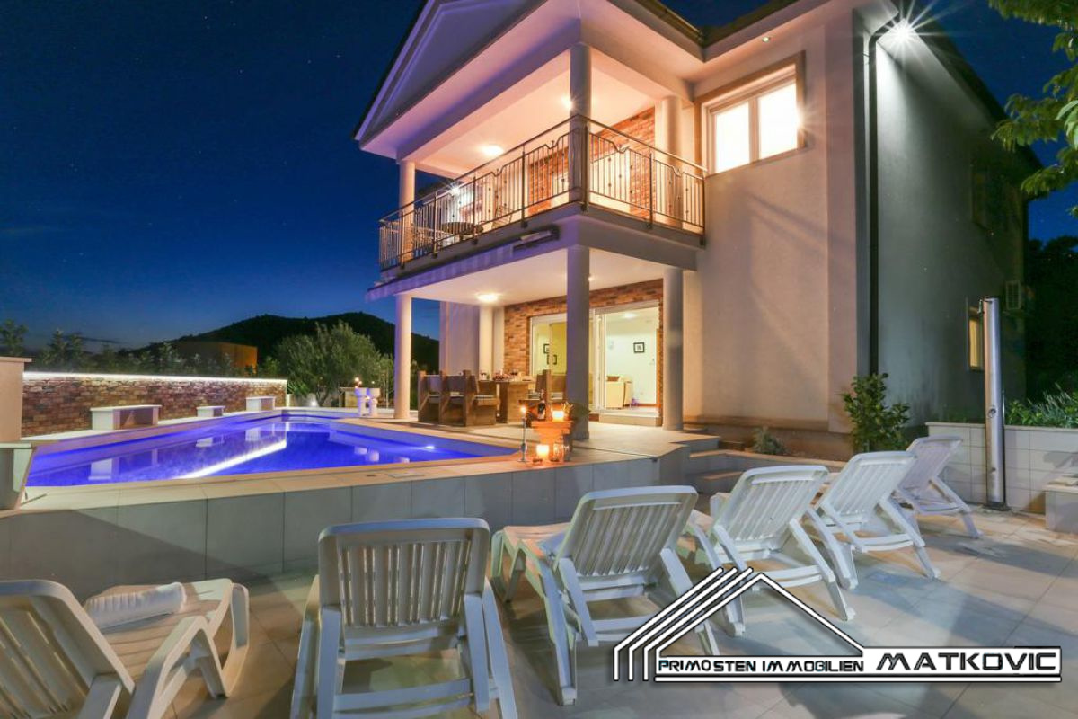 OASIS OF WELL-BEING IN MARINA WITH HIGH QUALITY INTERIOR AND EXTERIOR