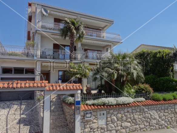 Lucrative rental 430 m², 6 apartments, 350 m to the sea, modern and fully furnished!