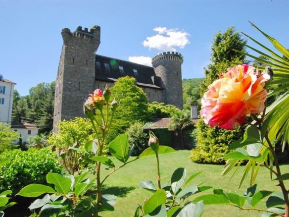 Elegant apartment in a famous castle in Baveno.