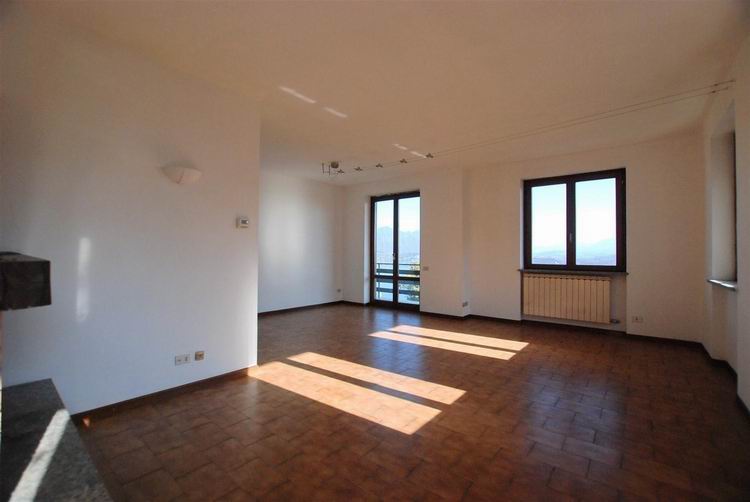Apartment, overlooking Lake Maggiore, in Belgirate.