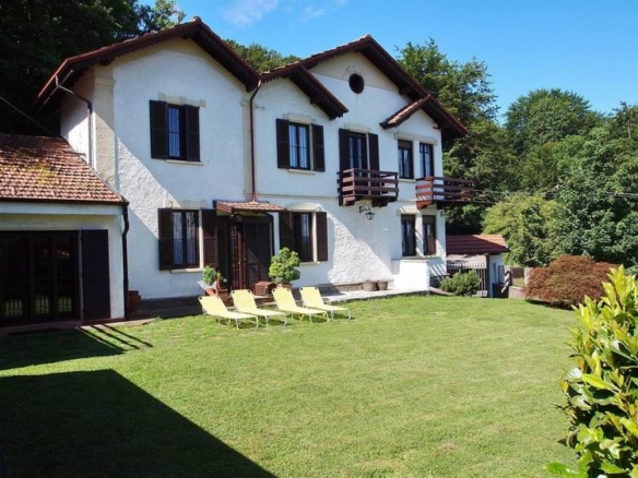 Elegant house, overlooking Lake Maggiore, on the hills of Stresa.