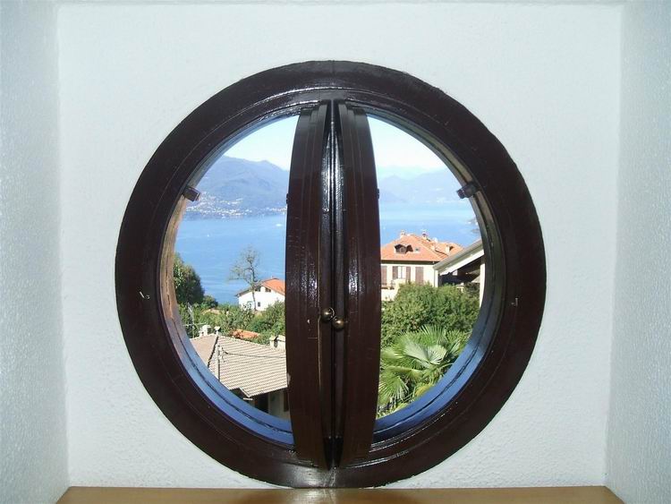 Elegant house, overlooking Lake Maggiore, on the hills of Stresa.