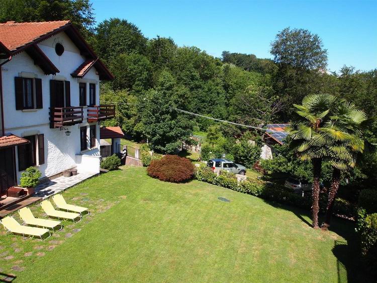 Elegant house, overlooking Lake Maggiore, on the hills of Stresa.