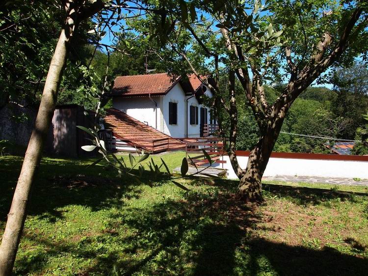 Elegant house, overlooking Lake Maggiore, on the hills of Stresa.