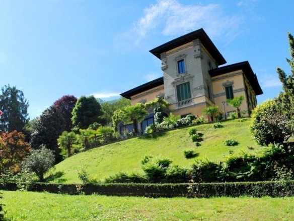 An old villa in the center of Stresa.