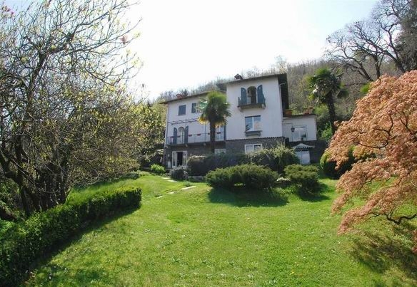 Historical villa, on the shores of Lake Maggiore, in Stresa.