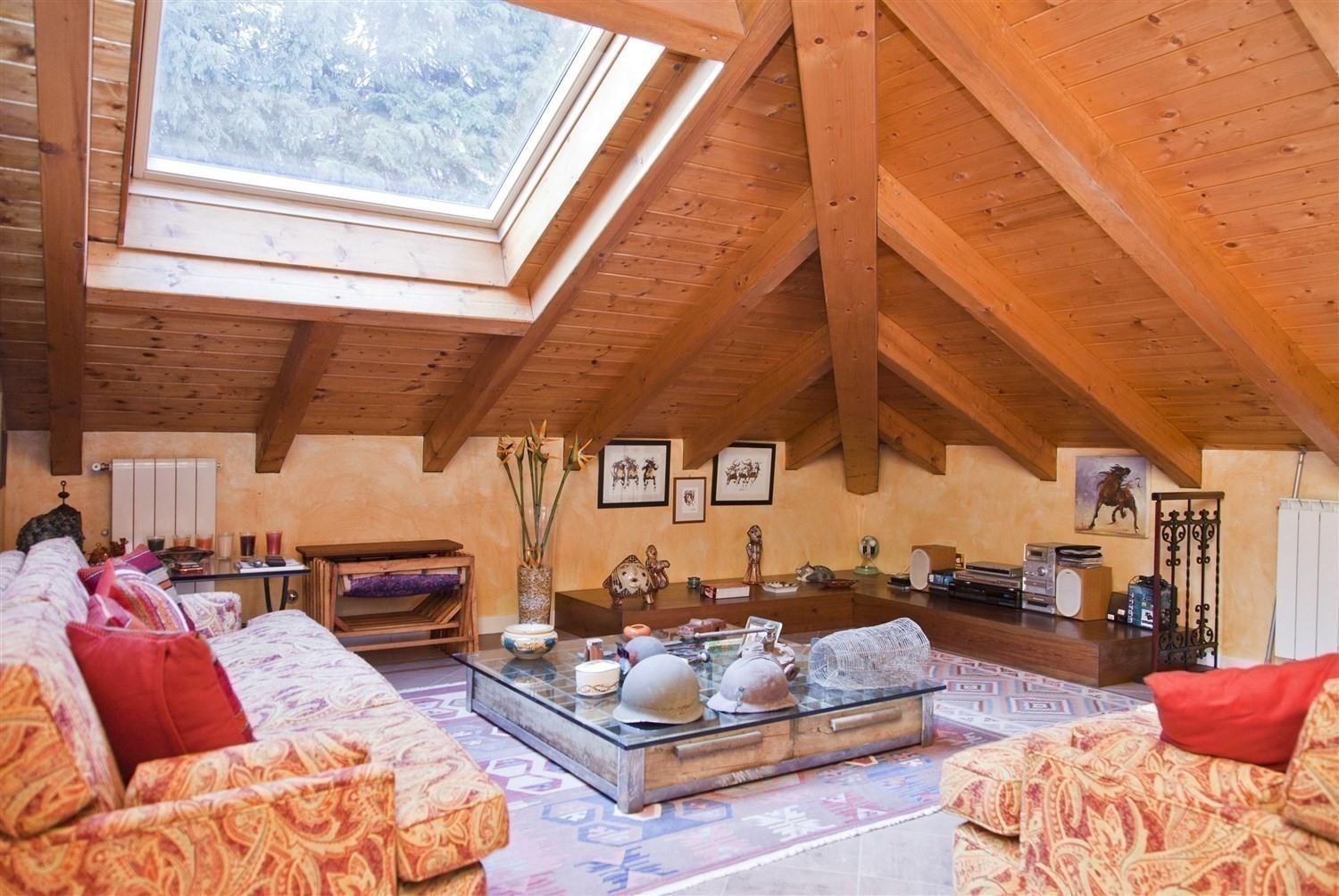 T984_1 Luxury villa, with private beach, in Stresa.