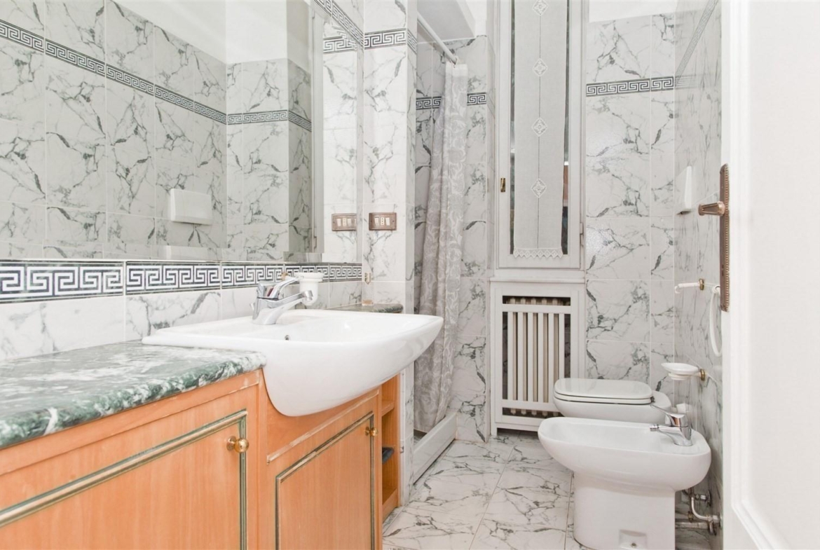 Luxury villa, with private beach, in Stresa.