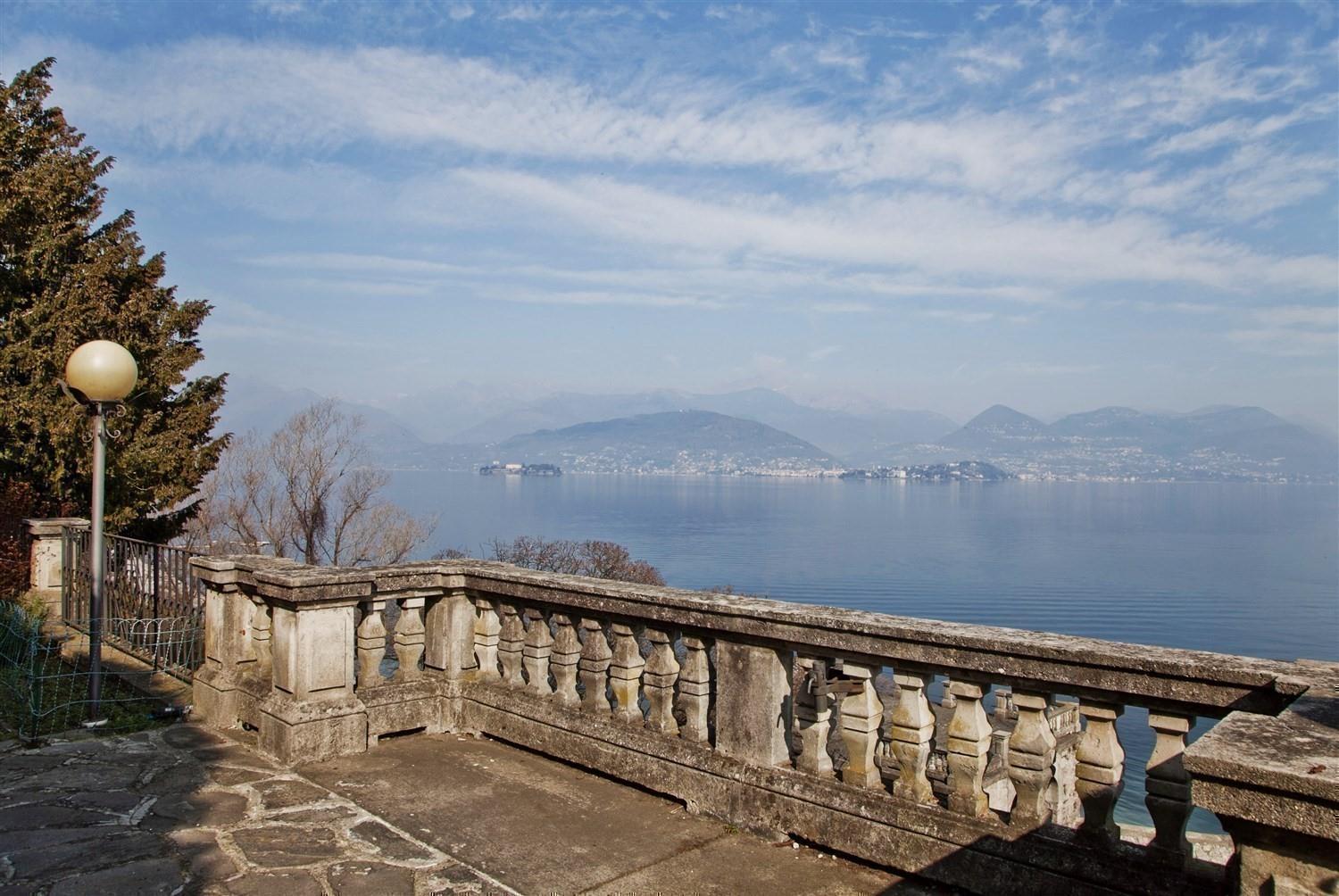 T984_12 Luxury villa, with private beach, in Stresa.