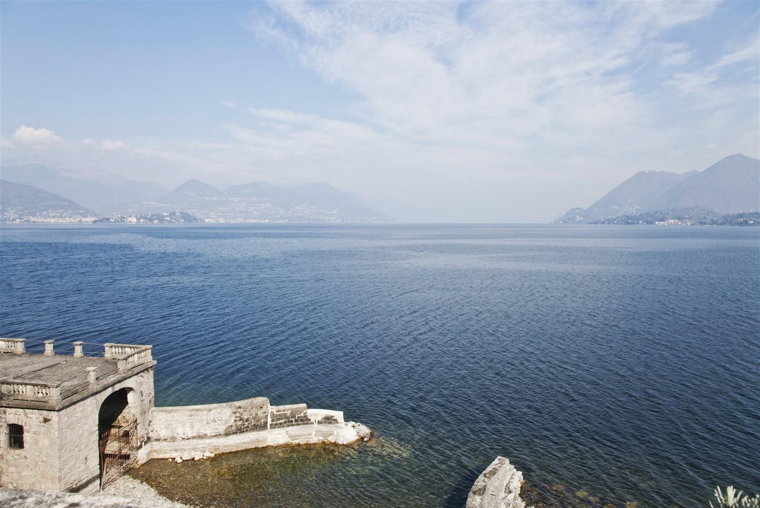 T984_13 Luxury villa, with private beach, in Stresa.