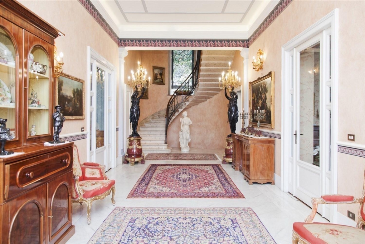 Luxury villa, with private beach, in Stresa.