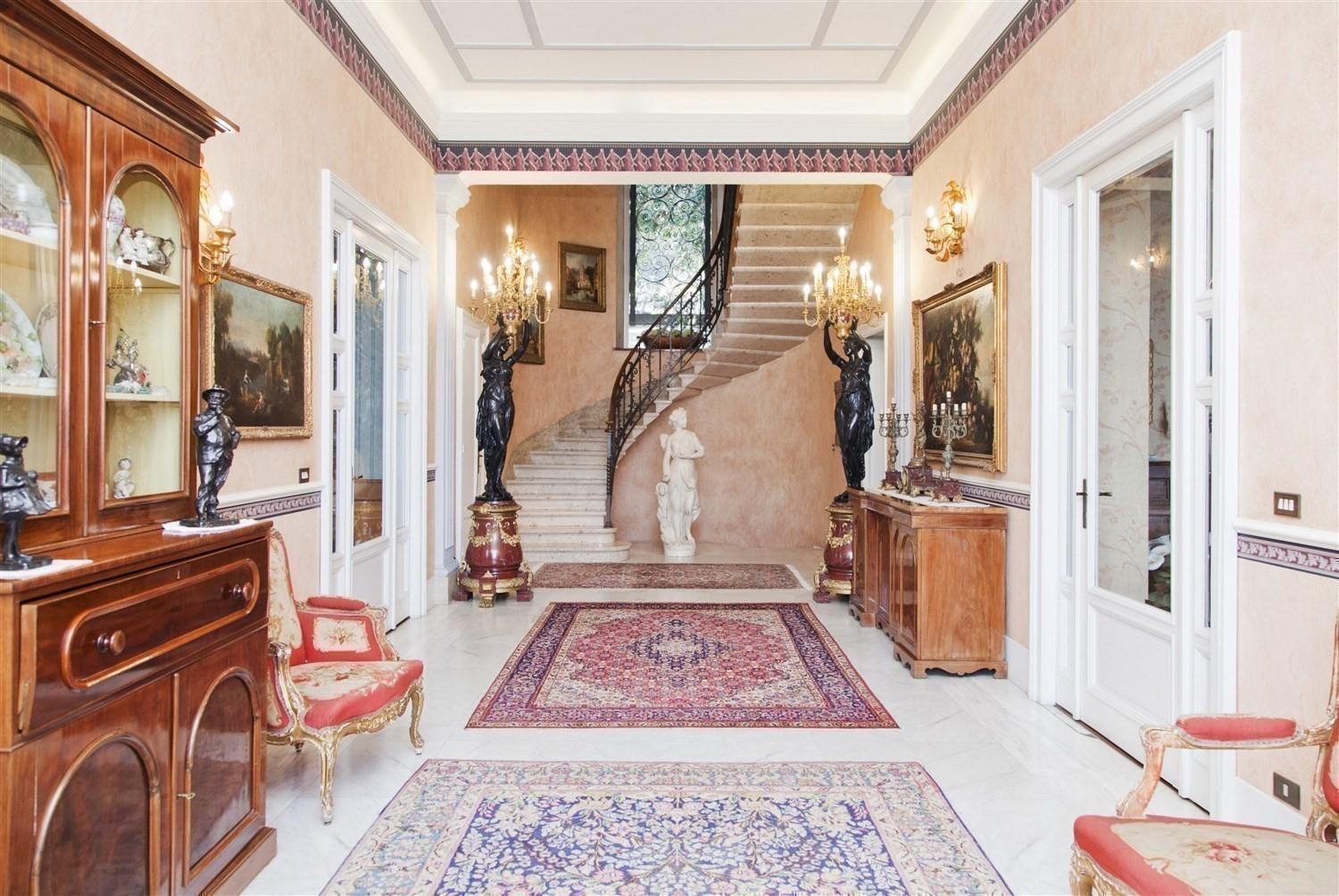 T984_3 Luxury villa, with private beach, in Stresa.