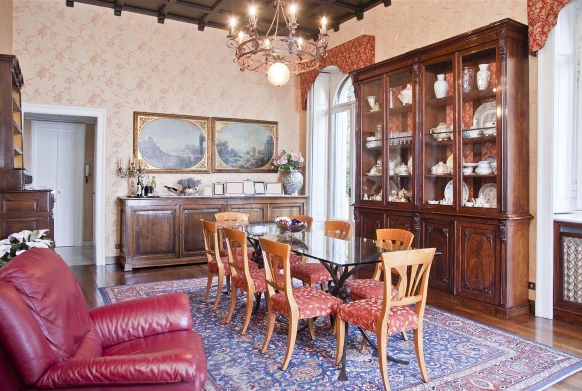 Luxury villa, with private beach, in Stresa.