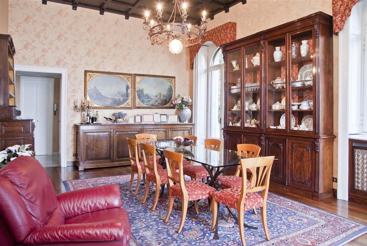 T984_4 Luxury villa, with private beach, in Stresa.