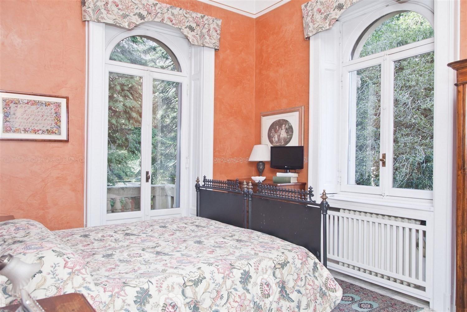 T984_5 Luxury villa, with private beach, in Stresa.
