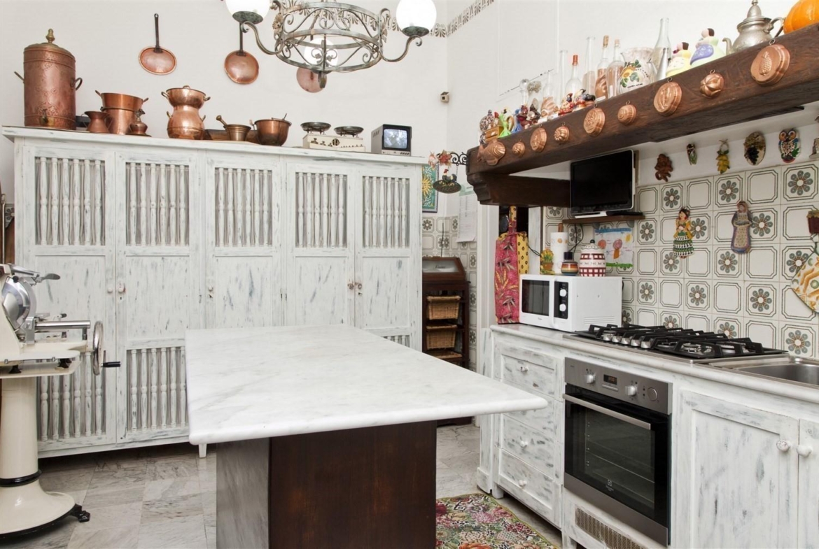 Luxury villa, with private beach, in Stresa.