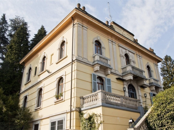 Luxury villa, with private beach, in Stresa.