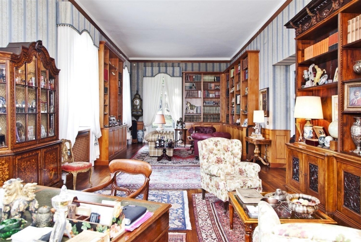 Luxury villa, with private beach, in Stresa.