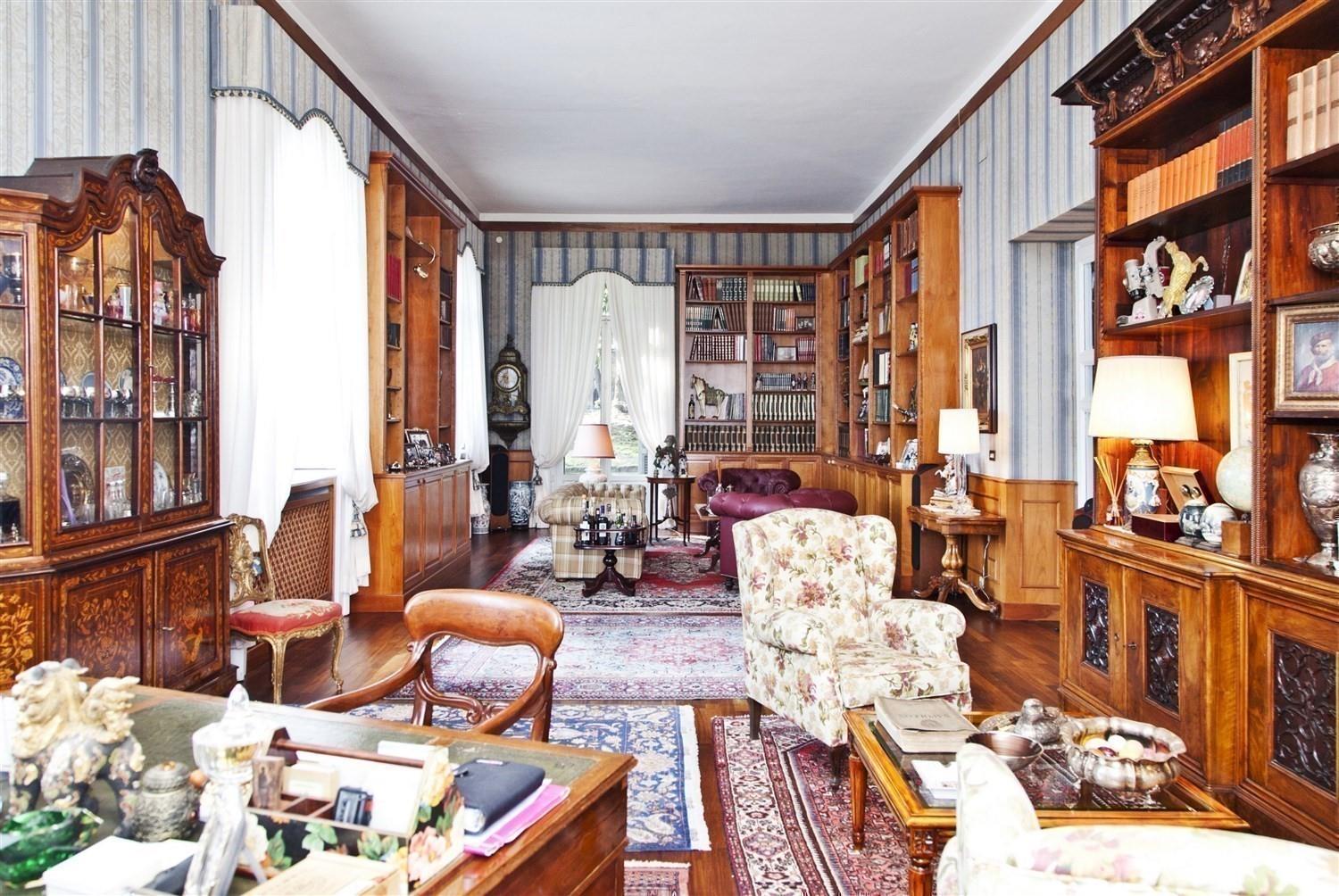 T984_8 Luxury villa, with private beach, in Stresa.