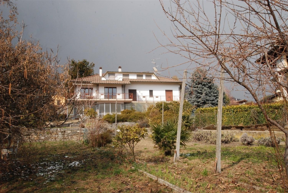 Villa, with a panoramic view of Lake Maggiore, in Massino Visconti.
