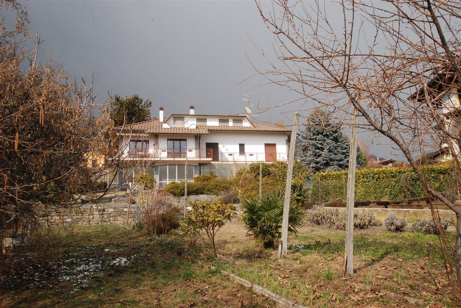 Villa, with a panoramic view of Lake Maggiore, in Massino Visconti.