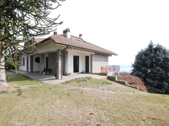 Villa, with a panoramic view of Lake Maggiore, in Massino Visconti.