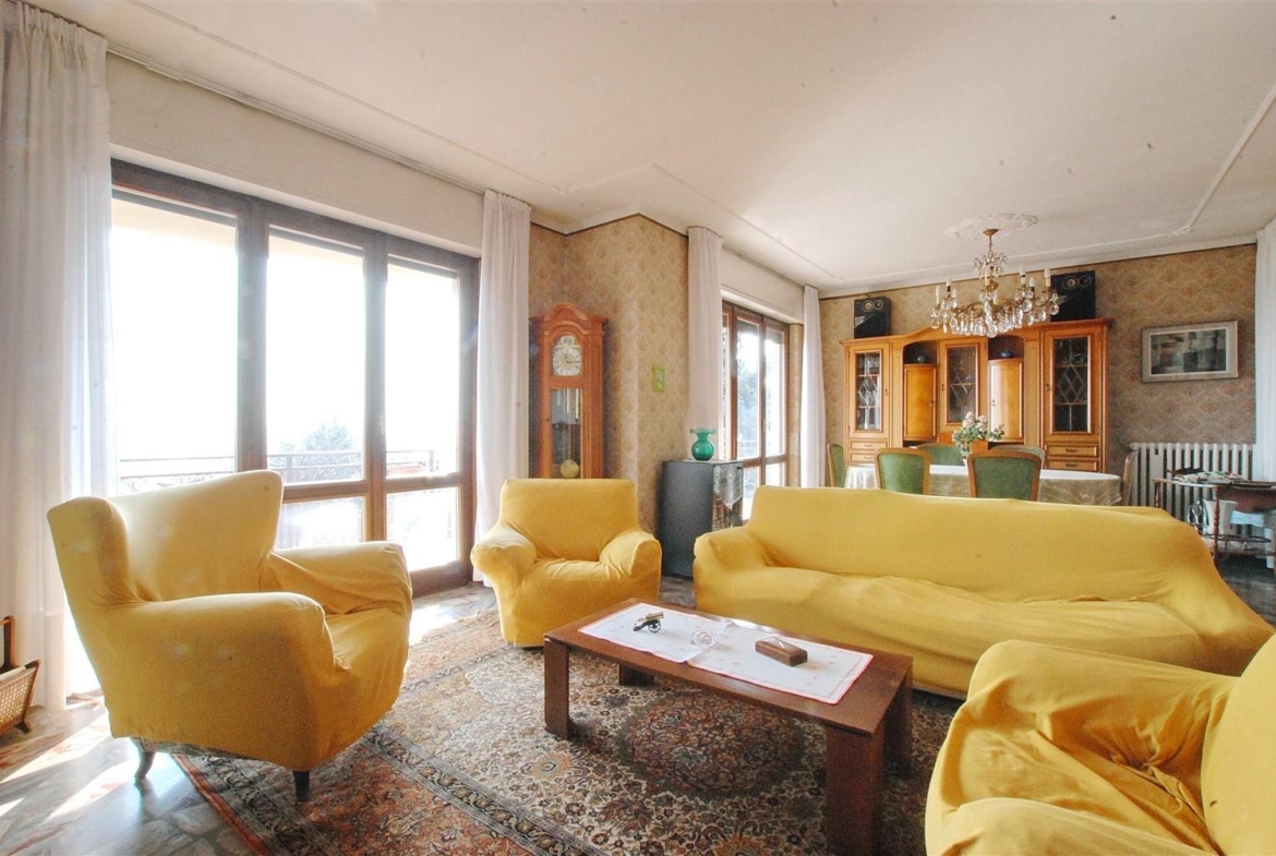 Villa, with a panoramic view of Lake Maggiore, in Massino Visconti.