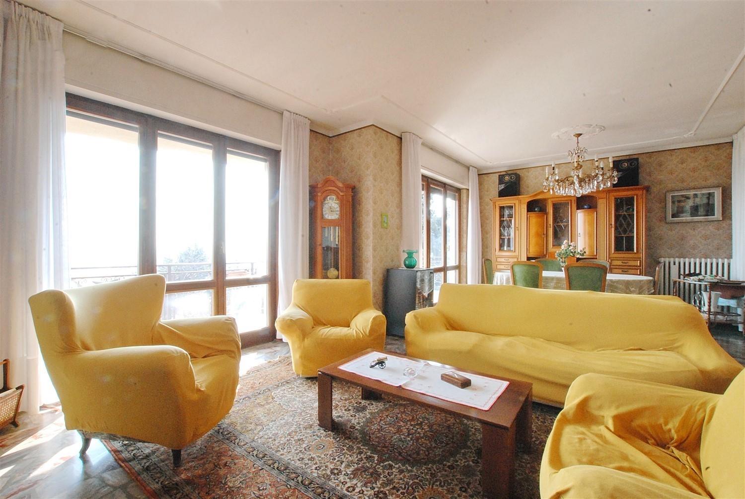 Villa, with a panoramic view of Lake Maggiore, in Massino Visconti.