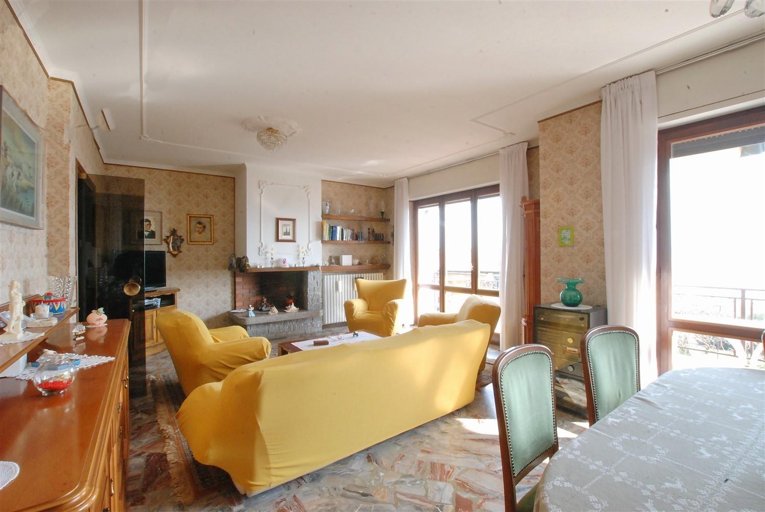 Villa, with a panoramic view of Lake Maggiore, in Massino Visconti.