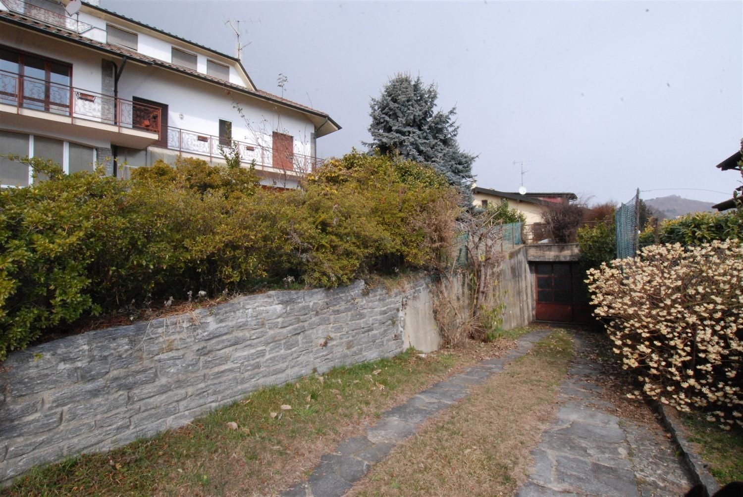 Villa, with a panoramic view of Lake Maggiore, in Massino Visconti.