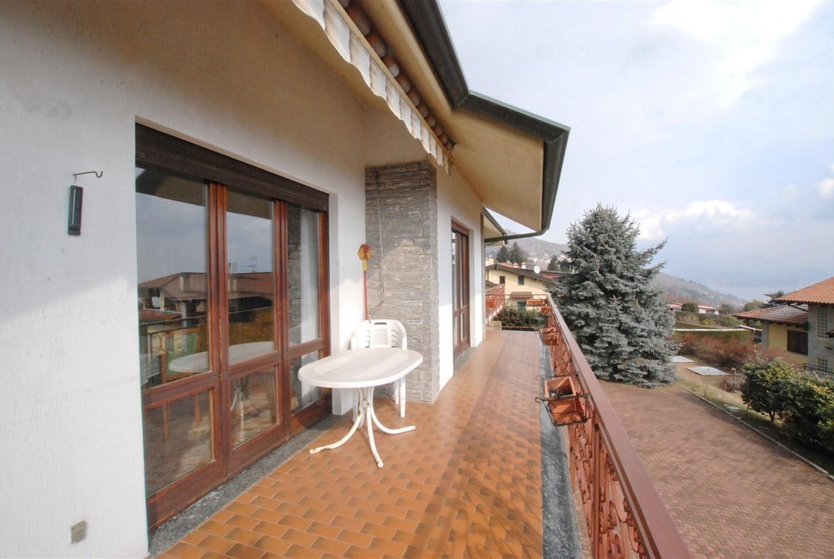Villa, with a panoramic view of Lake Maggiore, in Massino Visconti.