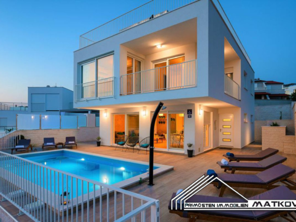 TOP HOLIDAY VILLA WITH FOUR BEDROOMS AND SWIMMING POOL IN ROGOZNICA