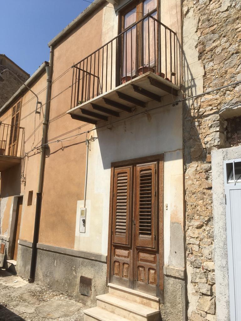 Vinceguerra-Enzo-Ci-22 sh 652 town house, Caccamo, Sicily