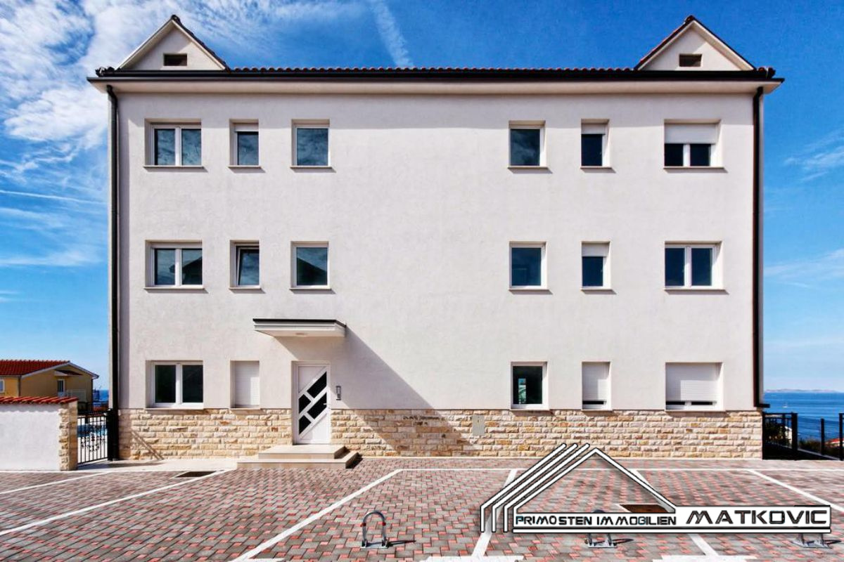 LUXURY APARTMENT ON THE FIRST FLOOR WITH SWIMMING POOL
