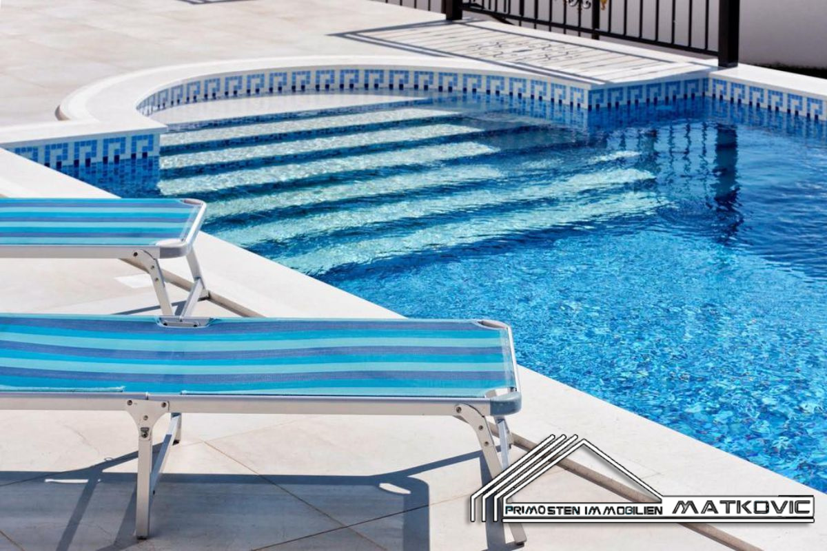 LUXURY APARTMENT ON THE FIRST FLOOR WITH SWIMMING POOL