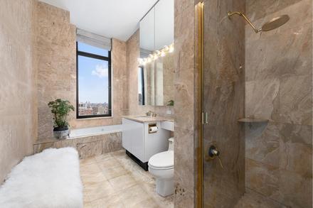Apartment with two bedrooms, in a condominium, in New York.