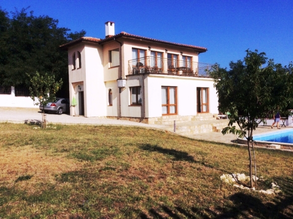 House with swimming pool