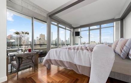 Apartment with two bedrooms, in a condominium, in New York.