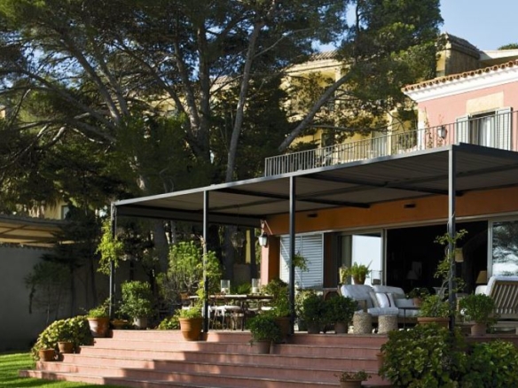 Luxurious villa, on the first line from the sea, in Platja de Aro (Costa Brava).
